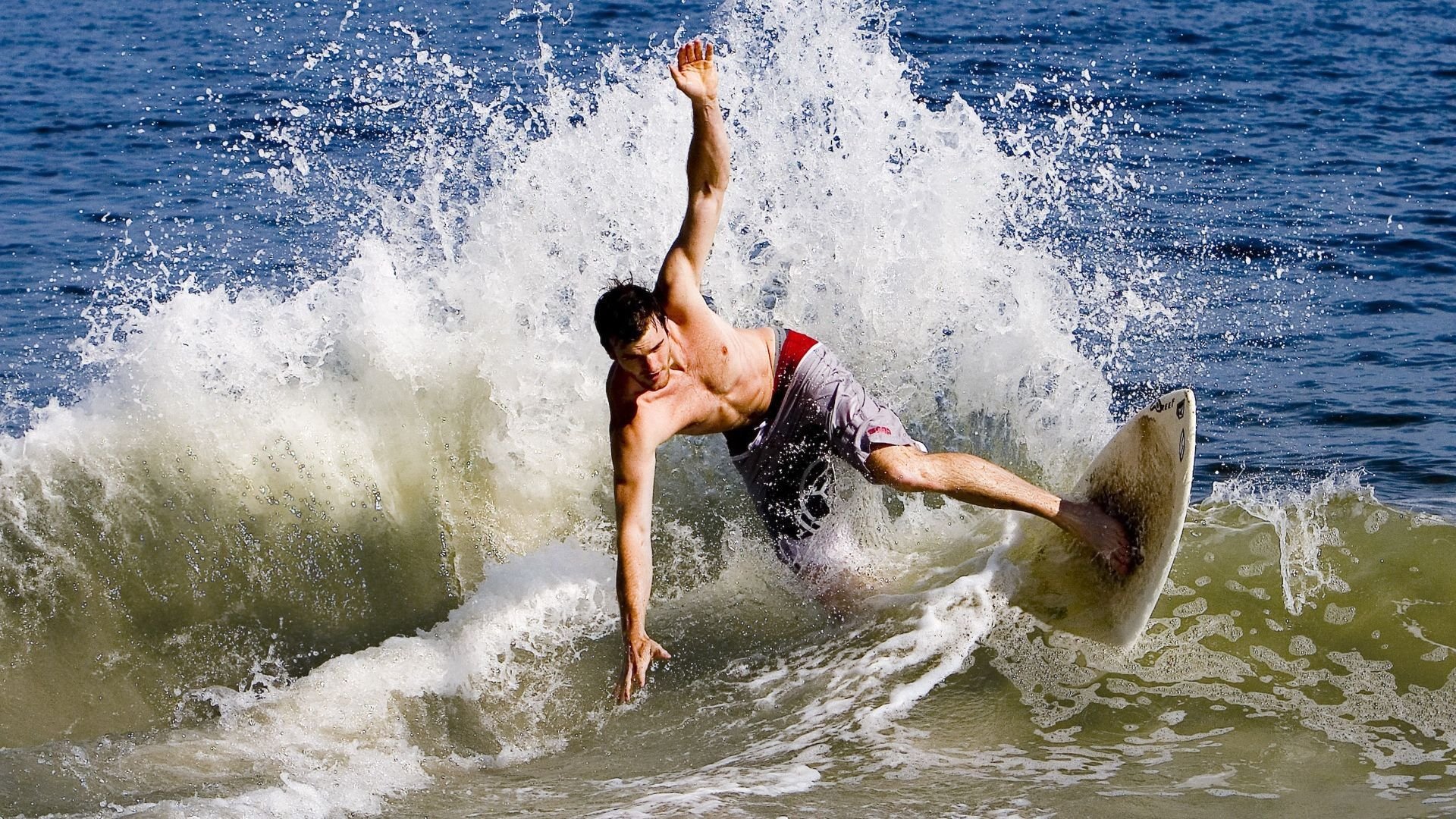 《电竞装备升级：硬核玩家首选的硬件推荐》，电竞装备 性价比